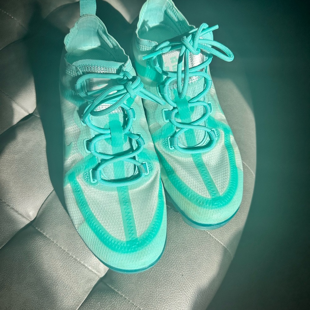 Nike Mesh light weight sneaker size 7.5! Cute and stylish. Airmax bubble sole
